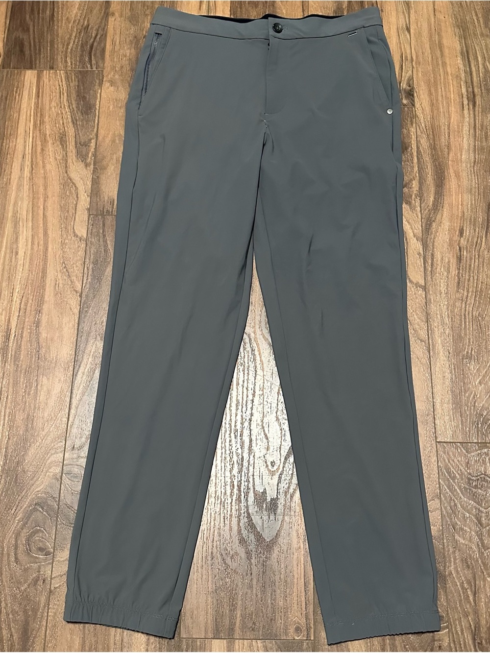 NWOT Vuori Men’s Fleet Performance Joggers Medium Gray